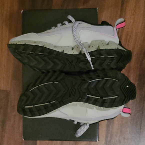 EUC Reebok Sneakers - Picture 5 of 8